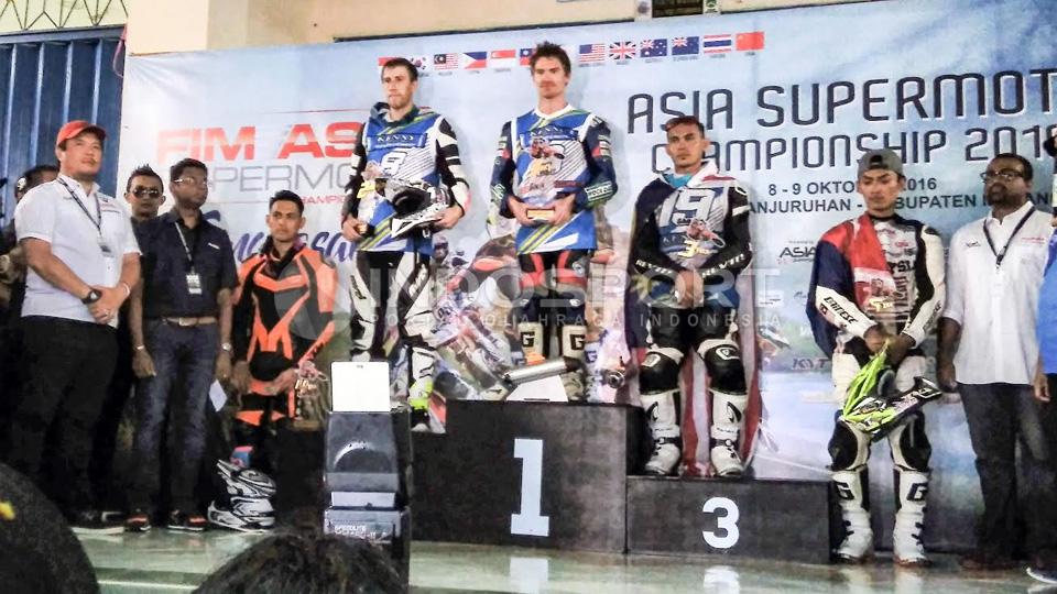 Richard%20Dibben%20%28tengah%29%20meraih%20posisi%20pertama%20pada%20FIM%20Asia%20Supermoto%20%2809%2F10%2F16%29.